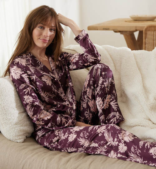 Ljubičasta ženska pidžama s cvjetnim printom